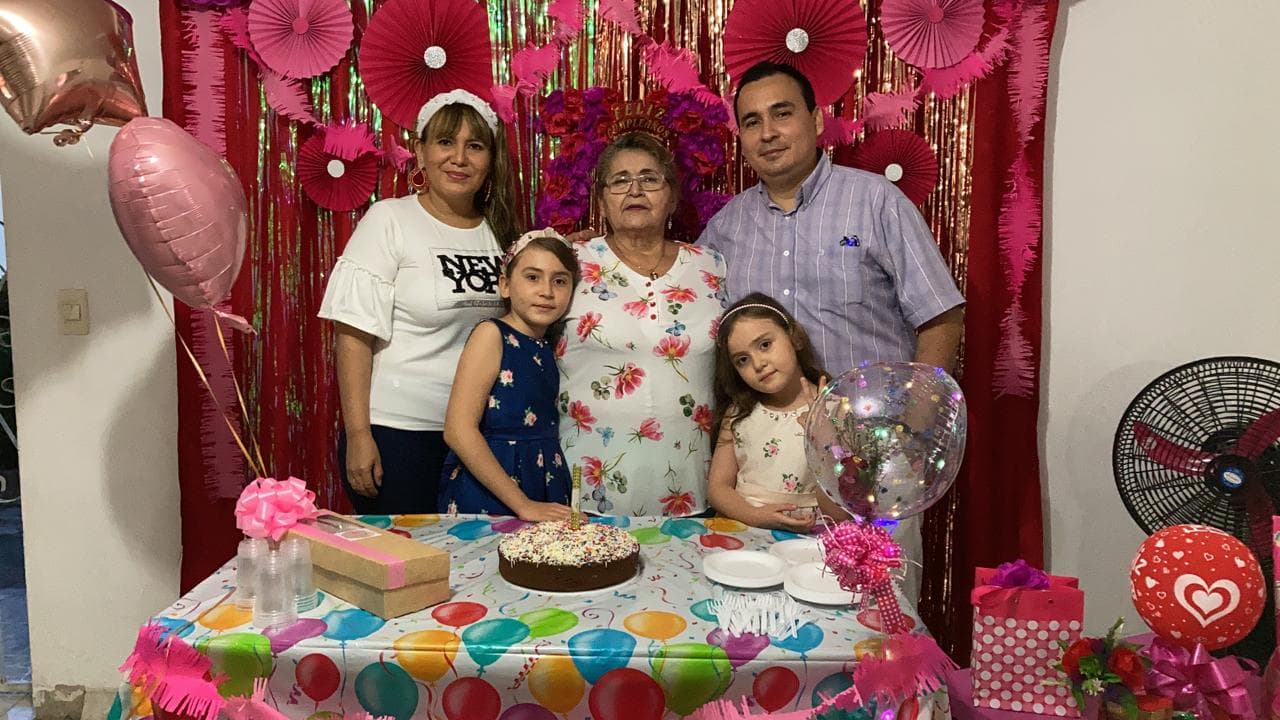 En la foto Diana Patricia Díaz, la homenajeada Sara Molano, Juan Pablo Dimate y las niñas Isabella y Gabriella Dimate Díaz.